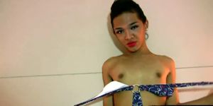 Filipina tranny se desnuda y el dedo folla su culo peludo